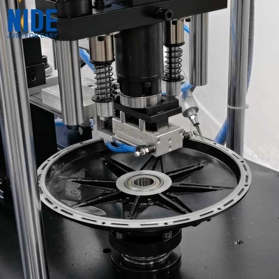 Máquina automática de prensagem e descascagem de óleo de vedação de rolamento de motor de roda BLDC